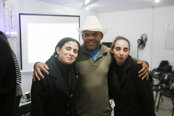 Claudinei Soares Pereira e as filhas Sheila, de 22, e Shirlei, de 24, que se formaram no curso de gastronomia 