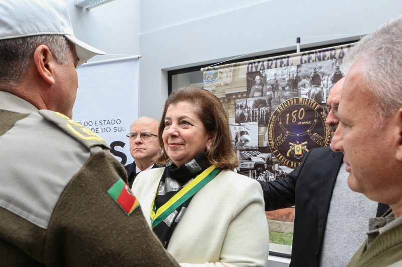 Secretária Maria Helena recebendo homenagem da Brigada Militar em agradecimento pela entrega da nova sede