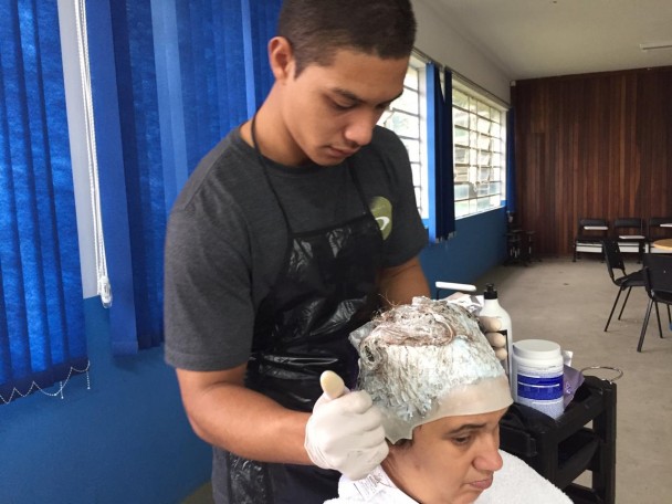 Viviana aproveitou para cortar o cabelo e fazer mechas com o jovem aprendiz Niccolas, de 19 anos
