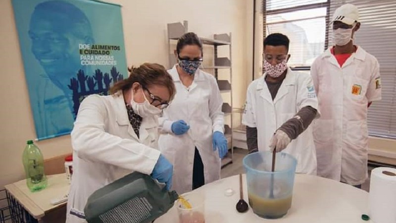 Jovens produzindo sabão para distribuir para a comunidade