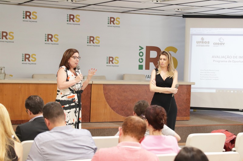 Ana Paula Motta, professora do curso de direitos da UFRGS, e Gabriela Lorenzet, coordenadora do POD