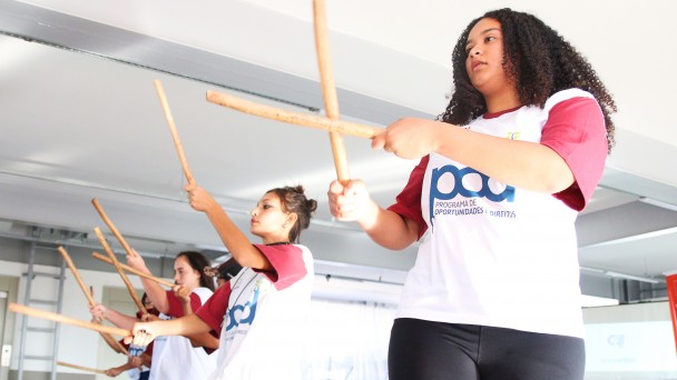 Apresentação de maculelê foi realizada por jovens para o público presente