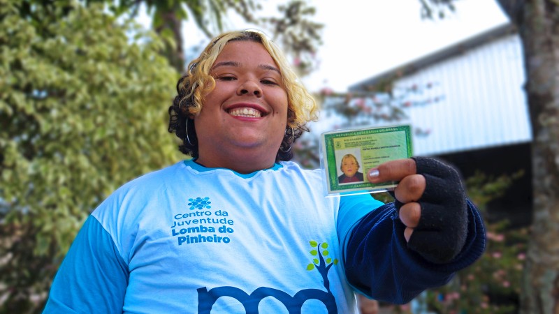 Pietra Rafaela Dorneles exibe seu documento de identidade atualizado